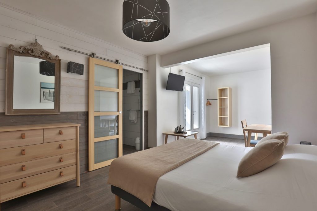 hotelducap-chambre-double-confort-avec-balcon-vue-jardin-1